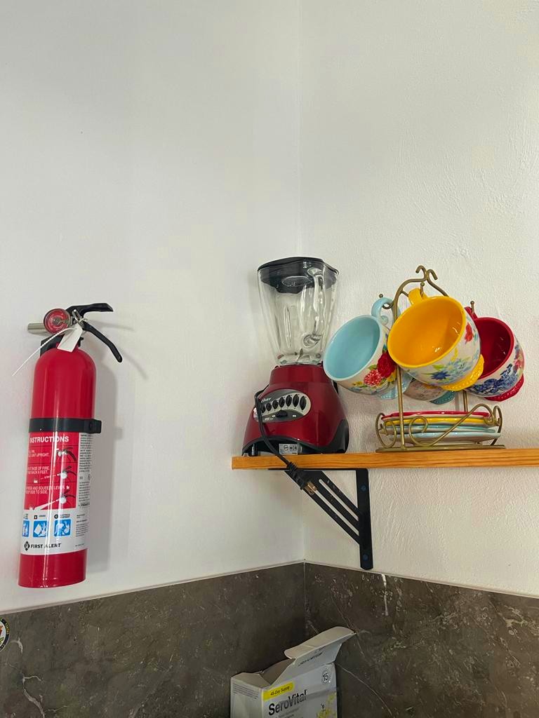 Fotografia de la licuadora y el extintor de la cocina