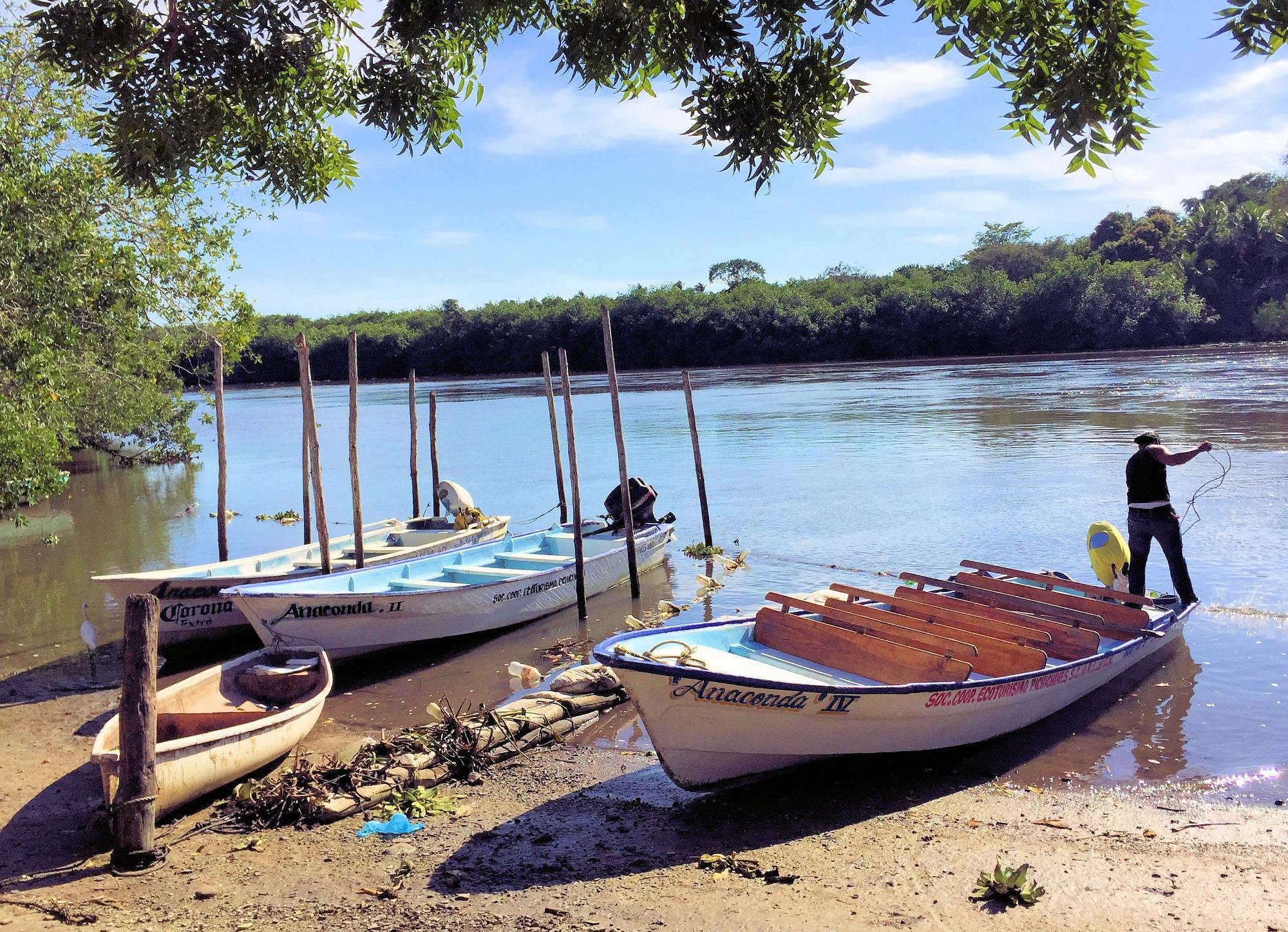 Fotografía de unas lanchas en el río de San Blas